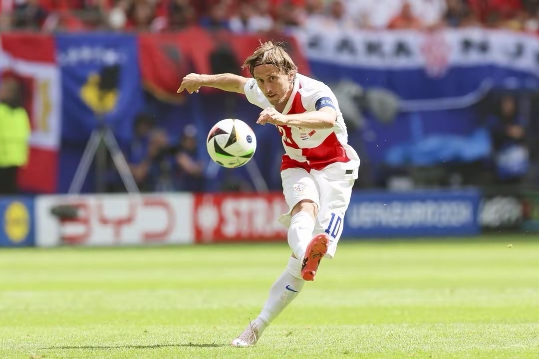 欧洲俱乐部杯赛激烈角逐，球员们拼尽全力！的简单介绍