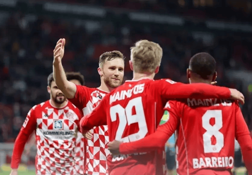 勒沃库森大胜晋级，豪取三分的简单介绍